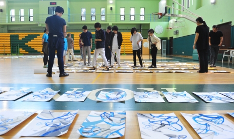 17일 오전 서울 광진구 능동로 건국대사범대부속고등학교 체육관에서 건국대 예술디자인대학 교수들과 심사위원들이 2014 건국대 미술·디자인 실기대회에 참가한 고교생들의 기초디자인 부문 작품을 심사하고 있다.