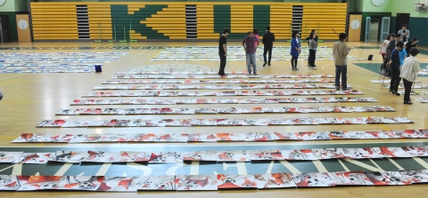 17일 오전 서울 광진구 능동로 건국대사범대부속고등학교 체육관에서 건국대 예술디자인대학 교수들과 심사위원들이 2014 건국대 미술·디자인 실기대회에 참가한 고교생들의 기초디자인 부문 작품을 심사하고 있다.