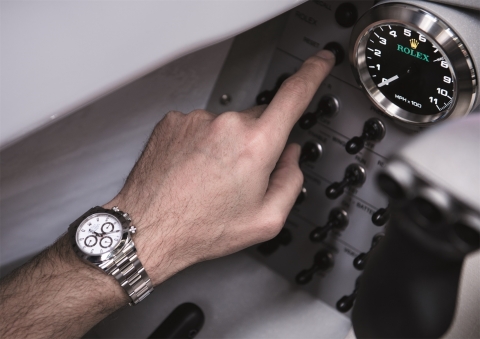 롤렉스는 초음속 자동차인 블러드하운드 SSC를 위해 특별 제작한 실험용 속도 및 시간 측정 장치 아날로그 속도계와 크로노그래프를 공개했다.