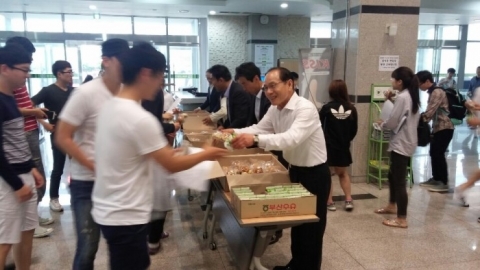 동명대는 지난 17일(화) 오전 8시 30분부터 중앙도서관에서 기말고사를 치르고 있는 학생들에게 빵과 우유 등 간식을 제공했다.
