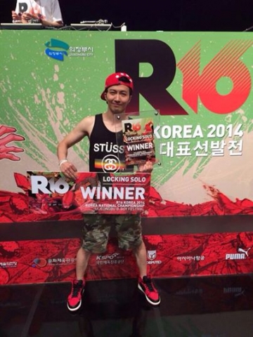 권석진은 R16 KOREA 2014 한국 대표 선발전 락킹 솔로부문 우승을 차지했다.