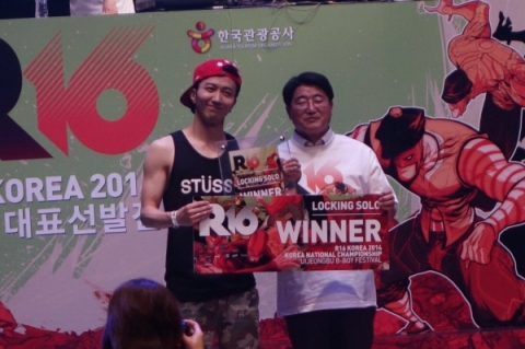 권석진은 R16 KOREA 2014 한국 대표 선발전 락킹 솔로부문 우승을 차지했다.