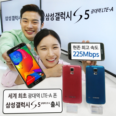 삼성전자가 스마트폰으로는 세계 최초로 광대역 LTE-A 신기술을 구현하는 갤럭시 S5 광대역 LTE-A를 본격 출시한다. 사진은 삼성동 코엑스 갤럭시존에서 삼성전자 모델이 신제품 갤럭시 S5 광대역 LTE-A를 선보이는 모습.