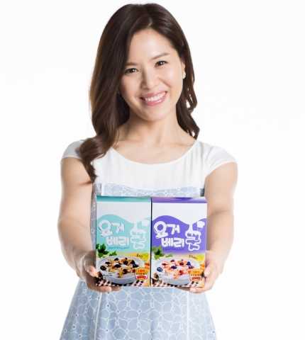 슈퍼맘 김지선이 아이들과 가족들을 위해 물만 부으면 간편하게 즐길 수 있는 요거트 제품 요거베리굿을 출시하였다.