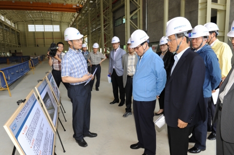 안상수 창원시장 당선인이 한국전기연구원 김맹현 대전력증설사업본부장(가장 오른쪽)으로부터 4000MVA 대전력증설사업에 대해 보고 받고 있다.