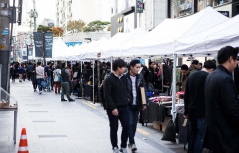 압구정로데오거리에서 압구정 로데오 패션마켓이 열린다.