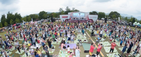 페스티벌의 대미를 장식한 Big Concert에서 참가자들이 홍진영 등 인기가수의 공연을 함께 즐기고 있다.