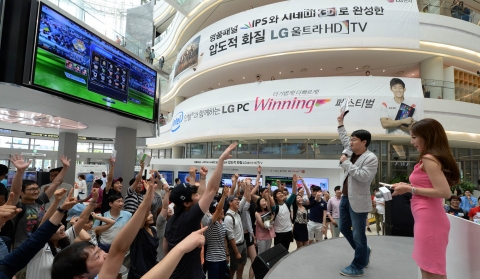 LG전자가 21~22일 양일간 영등포 타임스퀘어에서 울트라HD 축구게임 결승전을 개최했다.