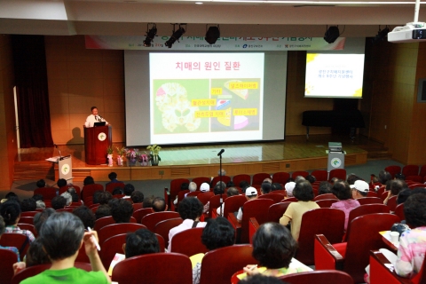 한설희 광진구 치매지원센터장이자 건국대병원 신경과 교수가 치매! 음식이 답이다를 주제로 20일(금) 강연을 하고 있다.