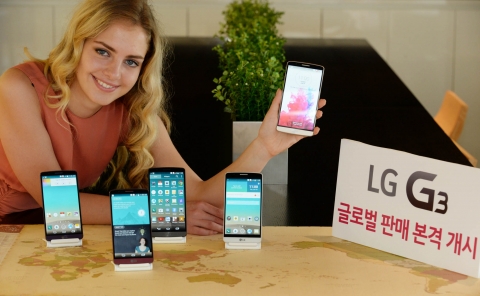 LG전자가 오는 27일 아시아 지역을 시작으로 LG G3 글로벌 판매를 본격 개시한다. 여의도 LG 트윈타워에서 한 외국인 모델이 LG G3를 들고 포즈를 취하고 있다.