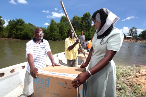 탄자니아 의약품 비축부(The Medical Stores Department (MSD))가 보트를 이용하여 프와니 구역의 라피지 삼각주 지역에 있는 한 병원으로 의약품을 운송하고 있다.