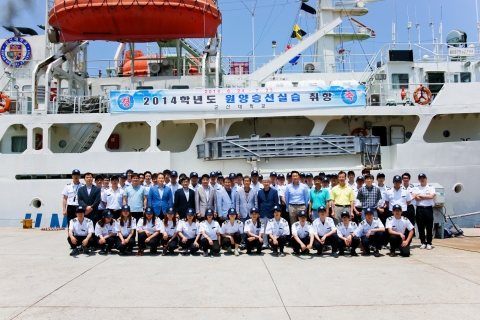 군산대학교 해양과학대학 학생 60여명이 지난 24일(화) 군산 역무선 부두에서 출항식을 갖고 30일간의 원양승선 실습에 나섰다.