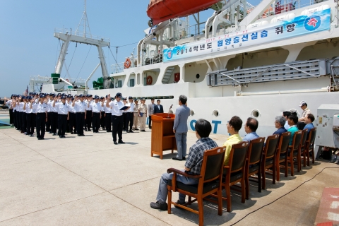 군산대학교 해양과학대학 학생 60여명이 지난 24일(화) 군산 역무선 부두에서 출항식을 갖고 30일간의 원양승선 실습에 나섰다.