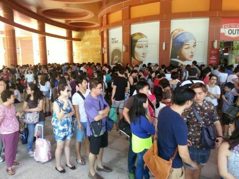 싱가포르 트릭아이미술관 앞에서 입장 순서를 기다리는 방문자들이 미술관을 겹겹이 둘러싸고 있다.
