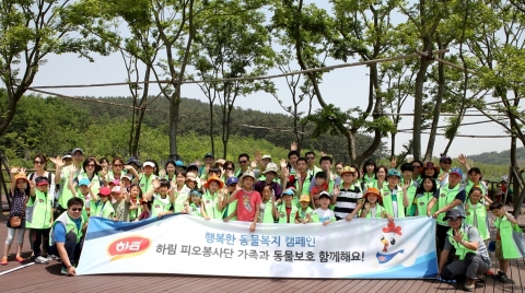 하림피오봉사단이 기념촬영을 하고 있다.