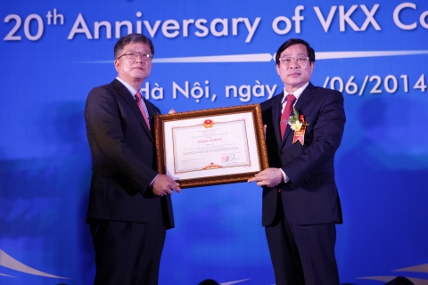 이건 에릭슨엘지 COO가 응위옌 박 선 베트남 정보통신부 장관으로부터 수상 명의의 공로패를 수여받는 모습