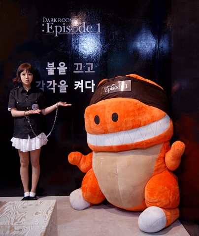 다크룸 에피소드Ⅰ은 시각을 차단하는 대신 다른 4개의 감각을 극대화 시켜 놀이로 승화 시킨 4감 극대화 놀이 체험프로그램이다.