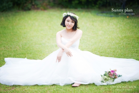 연기자 김현숙이 싱그러운 웨딩화보를 공개했다.