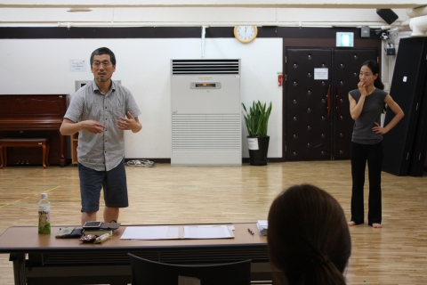 2013 플레이업 아카데미에서 신체 행동으로 설계하는 연기기술(강량원)의 진행 모습이다.
