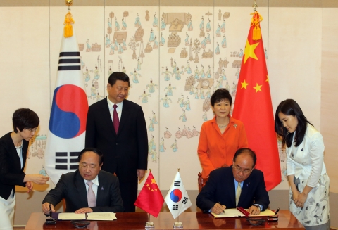 3일 저녁 청와대에서 박근혜 대통령과 시진핑 중국 국가 주석이 지켜보는 가운데 이덕훈 한국수출입은행장과 리뤄구(李若谷) 중국수출입은행장이 두 기관의 협조융자에 관한 금융계약서에 서명하고 있다.