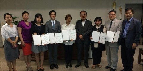 최우수논문상을 수상한 김윤정(석사3기), 이제호(석사3기), 이영 희박사(왼쪽부터), 가운데 한국소비자원 정대표 원장