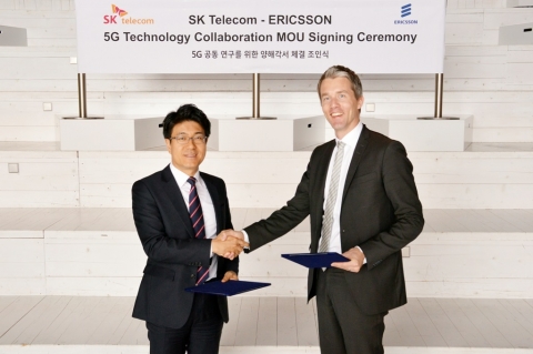 6일(현지시간) 스웨덴 스톡홀롬에서 SK텔레콤과 에릭슨이 5G 관련 기술의 공동 연구를 위한 상호 양해각서에 체결했다. SK텔레콤의 박진효 네트워크 기술원장(사진 왼쪽)과 에릭슨의 퍼 나빈거 개발총괄이 MOU 체결 후 적극적 협력을 다짐했다.