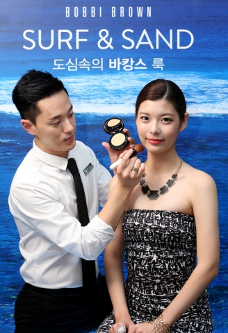 바비 브라운이 다가오는 바캉스 시즌을 맞아 도심 속 썸머 바캉스 룩 온카운터쇼(매장에서 간단하게 메이크업을 해주는 쇼)를 진행했다.