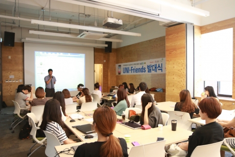 (주)산책의 김민선 대표가 블로그 작성기법 강의를 하고 있다