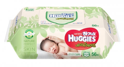유한킴벌리가 천연펄프를 주원료로 한 하기스 네이처메이드 아기물티슈를 출시했다.