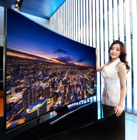 삼성전자가 커브드 UHD TV의 대중화를 선도할 보급형 커브드 UHD TV HU7200을 출시하고 예약판매를 시작했다. 사진은 삼성전자 모델이 서초동 딜라이트에서 신제품 HU7200을 선보이는 모습.