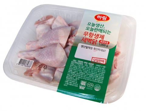 하림이 생산 당일 판매해 신선함을 그대로 담은 프리미엄 닭고기 무항생제 새벽닭을 출시한다.