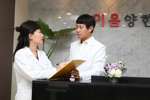 이음여성의원의 김현진 원장, 김우성 원장