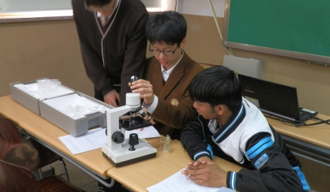 파키스탄에서 온 누리다문화학교 학생이 일반고교 학생들과 현미경으로 세포관찰 활동을 하고 있다. (출처: 누리다문화학교)