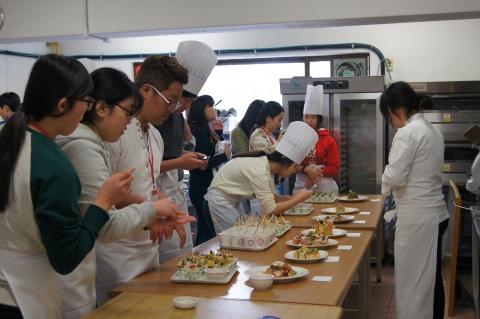 지난 겨울방학에 열린 세종대 호텔·외식스쿨 외식경영반 참가학생들이 프랜차이즈 창업을 위한 음식 메뉴개발 실습을 하고 있다.