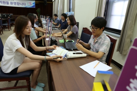 10일, 방송통신대 본부(서울 종로구 대학로)를 방문한 지원자가 입시 상담을 하고 있다.