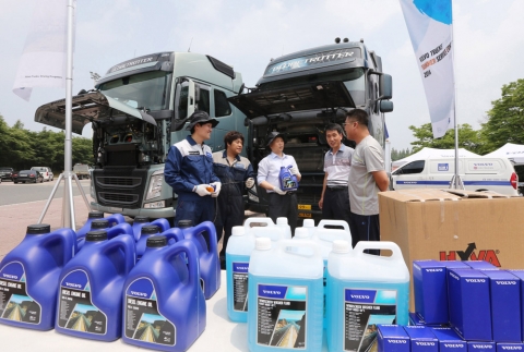 볼보트럭코리아가 14일 신탄진휴게소(상행선)에서 개최한 2014 볼보트럭 여름서비스캠프에서 김영재 사장(가운데)이 고객들의 의견을 듣고 있다.