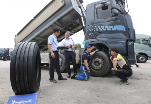 미쉐린타이어가 2014 볼보트럭 여름서비스캠프에 동참해 도미니끄 펠티에 극동아시아 영업총괄이사(왼쪽에서 두번째)가 경부고속도로 신탄진 휴게소에서 진행된 서비스 현장을 점검하고 있다. (사진: 미쉐린타이어 제공)