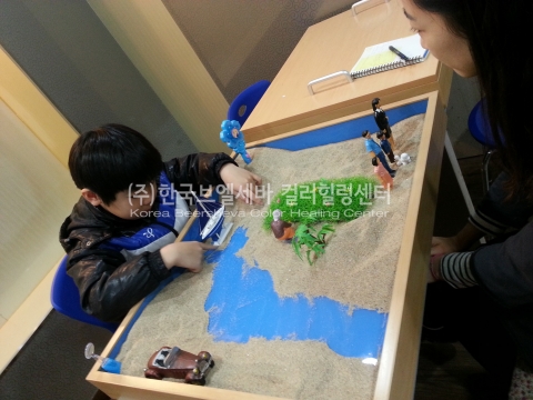 모래 놀이 치료 상담이 진행되고 있는 모습이다.