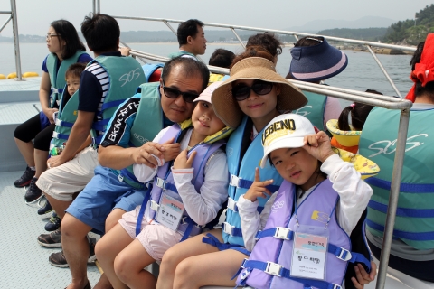 어선 승선 체험이 진행중이다.