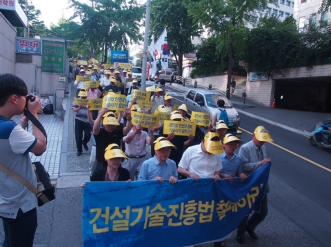 한국기술사회가 16일(수) 오후 5시 30분 서울 역삼동 역삼공원 과학기술회관 앞에서 ‘국민안전 위협하는 건설기술진흥법 규탄 및 기술사법 선진화 촉구 2차 궐기대회’를 개최했다.