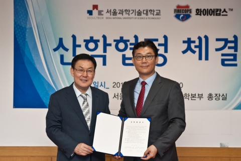 서울과학기술대학교 남궁 근 총장과 화이어캅스 그룹의 이기배 대표가 산학협력 체결식을 갖고 기념 촬영을 하였다.