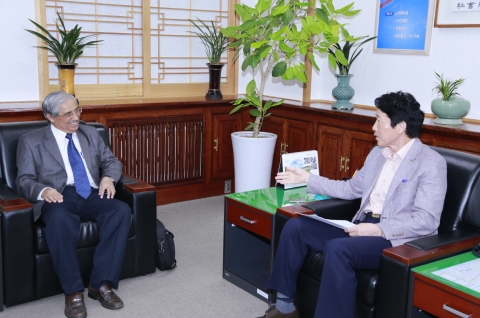 인도 푸네공과대학 아닐 사하스라부데 학장이 국제교류 협의를 위해 군산대를 방문했다.