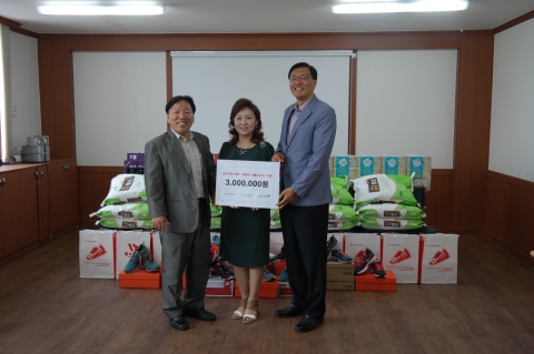 군산대학교가 운영중인 사회적 기업 아리울에듀가 초록우산 어린이재단 전북지역본부와 군산지역 저소득층 가정 아동 15명에게 300만 원 상당의 생필품을 전달하였다.