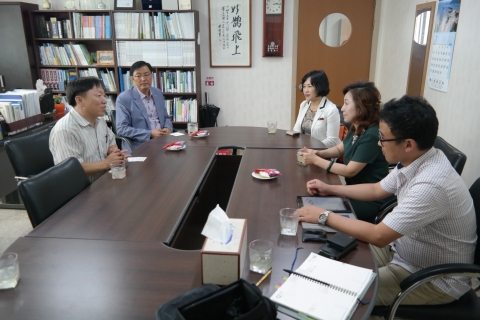 군산대학교가 운영중인 사회적 기업 아리울에듀가 초록우산 어린이재단 전북지역본부와 군산지역 저소득층 가정 아동 15명에게 300만 원 상당의 생필품을 전달하였다.