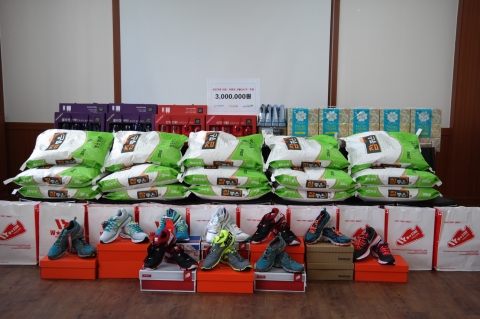 군산대학교가 운영중인 사회적 기업 아리울에듀가 초록우산 어린이재단 전북지역본부와 군산지역 저소득층 가정 아동 15명에게 300만 원 상당의 생필품을 전달하였다.