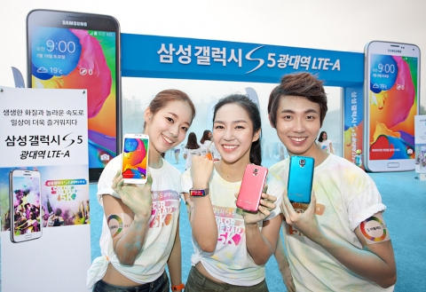 삼성전자 모델이 ‘컬러 미 라드(Color Me Rad)’ 코스에 마련된 ‘S5 광대역 LTE-A 스테이션’에서 ‘갤럭시 S5 광대역 LTE-A’를 선보이고 있다.