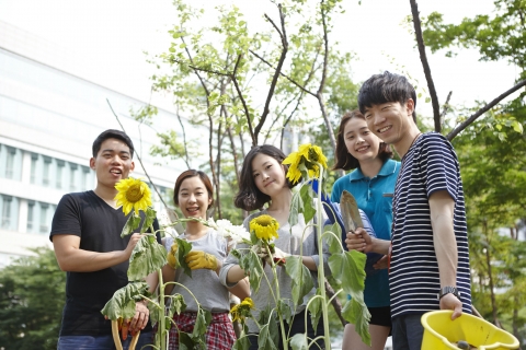 건국대 보건환경과학과와 녹지환경계획학과 학생들이 도심의 버려진 자투리 땅이나 누구도 돌보지 않는 거리 빈터에작은 정원을 만드는 ‘게릴라 가드닝’ 봉사활동을 벌이고 있다.