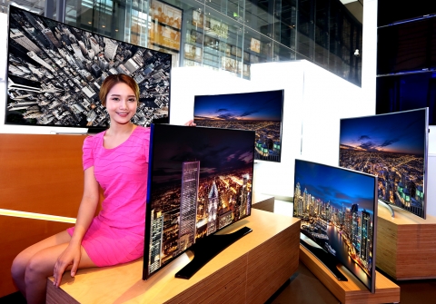 삼성전자가 보급형 커브드 풀HD TV(H6800)를 28일 국내 시장에 출시하며 보급형 풀HD부터 프리미엄 UHD TV까지 커브드 풀 라인업을 구축했다. 사진은 삼성전자 모델이 서초동 삼성전자 딜라이트에서 신제품 H6800을 선보이는 모습.