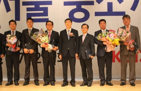 지난 22일 개최된 2014 서울 중소기업인대회에서 에듀윌 윤병현 이사(오른쪽 세 번째)가 대리수상 후 기념촬영을 하고 있다