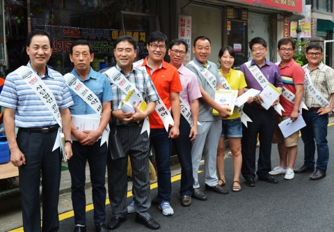 거리 홍보에 나선 관악구 소상공인회 회원들의 모습이다.